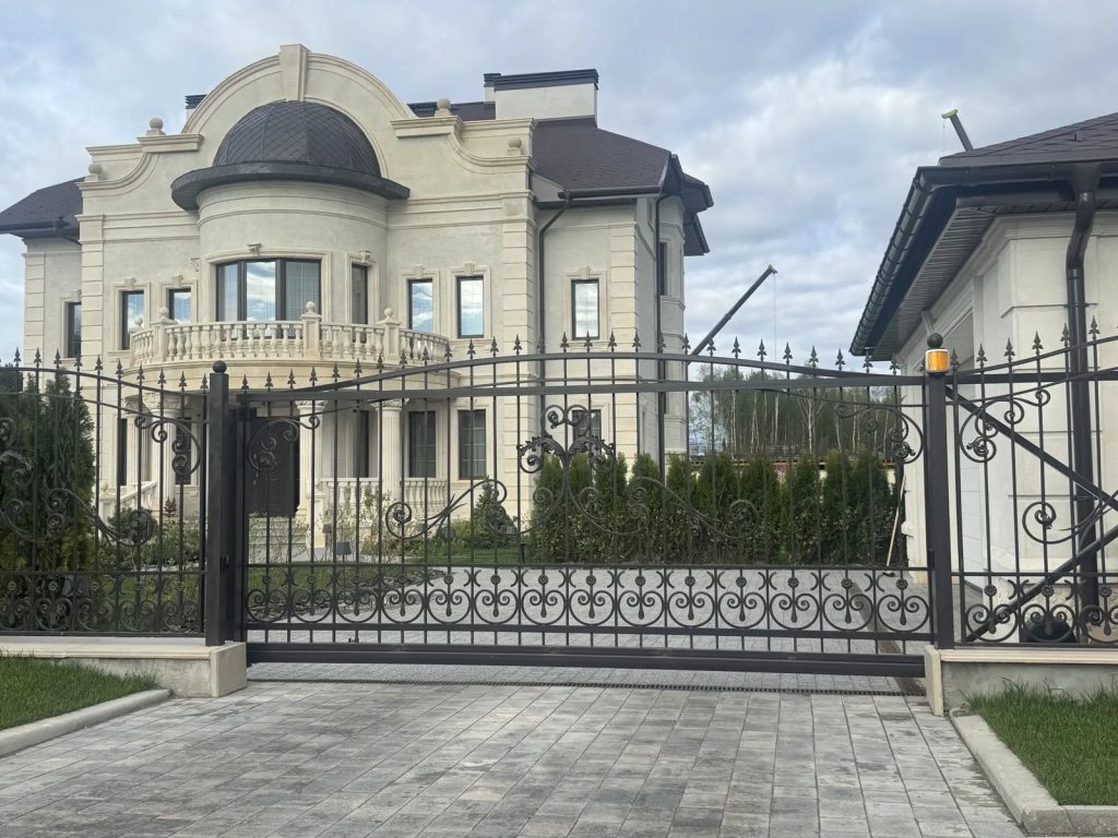 Забор кованый